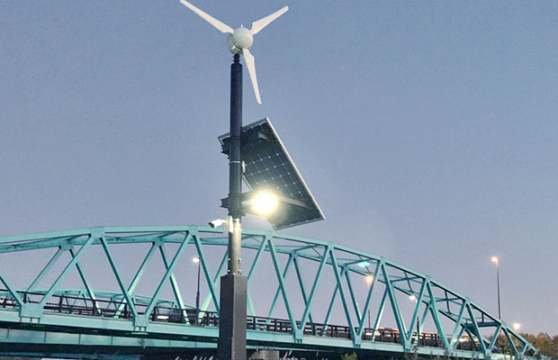 小型風力発電＆ソーラーパネルによる完全自立型の街路灯システム サムネイル写真1